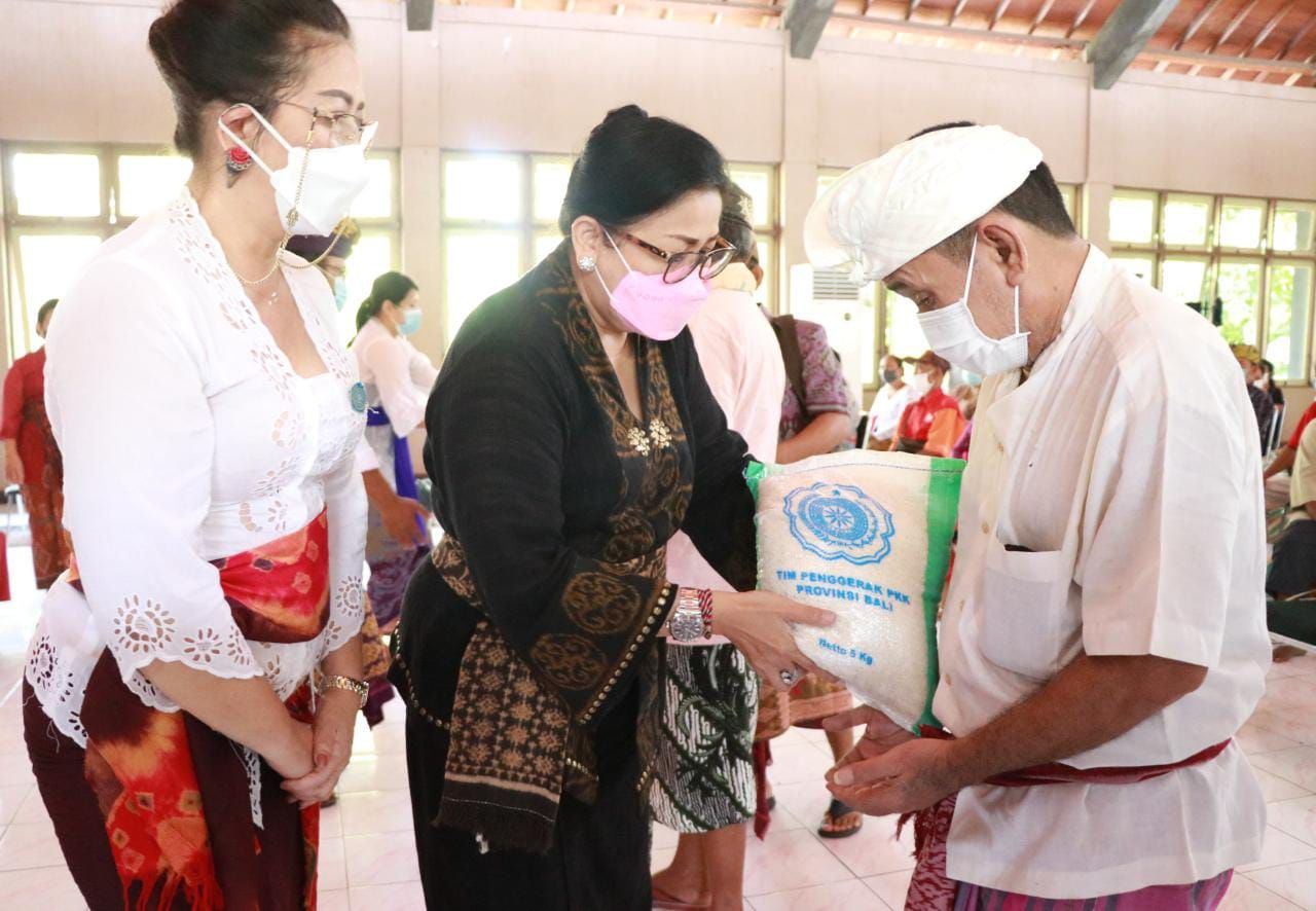 podiumnews.com-PKK Bali Salurkan Tiga Ton Beras di Buleleng